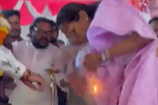  ସୁଲେ ମଞ୍ଚରେ ଶିବାଦୀ ମହାରାଜଙ୍କ ପ୍ରତିମାରେ ପୁଷ୍ପମାଲ୍ୟ ଅର୍ପଣ କରୁଥିବାବେଳେ ପାଖରେ ଥିବା ଦୀପରୁ ନିଆ ତାଙ୍କ ଶାଢ଼ୀରେ ଲାଗିଯାଇଥିଲା। ସେପଟେ ମଞ୍ଚରେ ଥିବା ଲୋକେ ତୁରନ୍ତୁ ସୁପ୍ରିୟାଙ୍କୁ ସୂଚିତ କରିଥିଲେ।