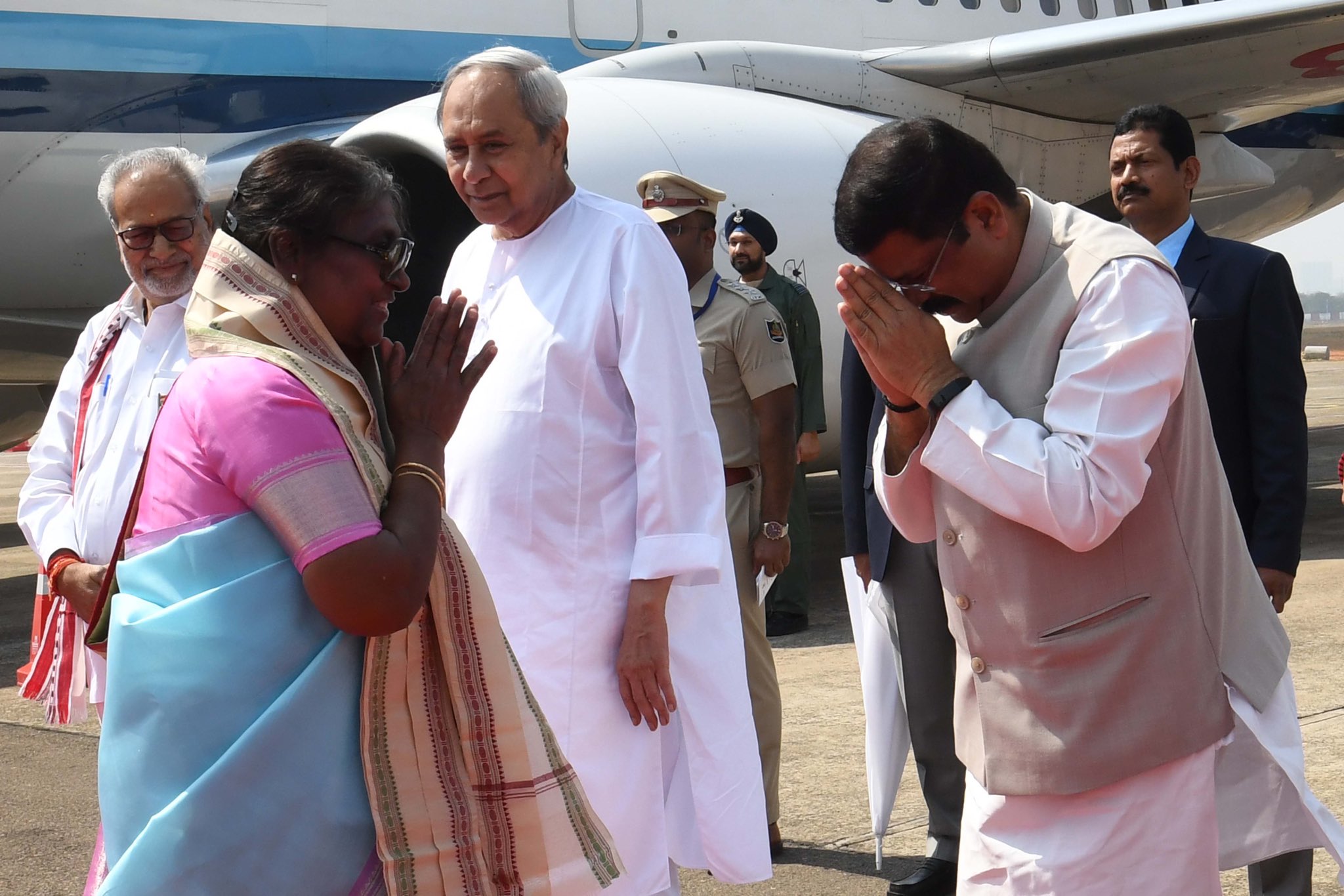 ରାଜ୍ୟପାଳ ଓ ମୁଖ୍ୟମନ୍ତ୍ରୀଙ୍କ ବ୍ୟତୀତ କେନ୍ଦ୍ରମନ୍ତ୍ରୀ ଧର୍ମେନ୍ଦ୍ର ପ୍ରଧାନ ମଧ୍ୟ ତାଙ୍କୁ ଭବ୍ୟ ସ୍ବାଗତ କରିଛନ୍ତି।