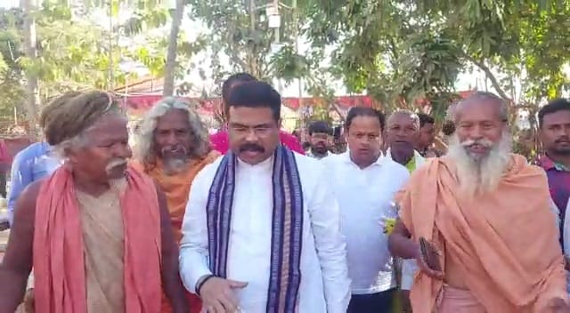  ନଭେମ୍ବର ୨୨ ତାରିଖରେ ତୃତୀୟ ବେଢା ଉଛେଦ ଘଟଣାକୁ ନେଇ କିଛି ଦିନ ପୂର୍ବରୁ ଯୋରନ୍ଦା ଗସ୍ତ କରିଥିଲେ ଧର୍ମେନ୍ଦ୍ର। ଉଭୟ ଗୋଷ୍ଠୀର ସାଧୁଙ୍କ ସହ ଆପୋଷ ସମାଧାନ ପାଇଁ ଆଲୋଚନା କରିବା ସହ ଦୁଃଖ ପ୍ରକାଶ କରିଥିଲେ କେନ୍ଦ୍ରମନ୍ତ୍ରୀ।