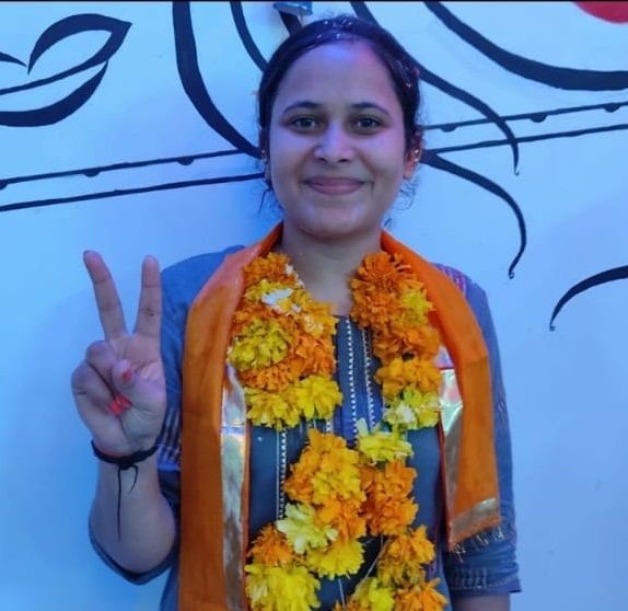  ସୋନଲ କହିଛନ୍ତି, “ମୋତେ ଉଚ୍ଚ ଶିକ୍ଷା ଯୋଗାଇବା ପାଇଁ ମୋର ପିତାମାତା କଠିନ ପରିଶ୍ରମ କରିଥିଲେ। ଆମକୁ ଶିକ୍ଷା ଦେବାରେ ଖର୍ଚ୍ଚ ପୂରଣ କରିବାକୁ ମୋ ବାପା ଅନେକ ଋଣ ନେଇଥିଲେ। କଦାପି ଅଭିଯୋଗ କରିନାହାଁନ୍ତି। ବର୍ତ୍ତମାନ ମୁଁ ସେମାନଙ୍କୁ ଆରାମଦାୟକ ଜୀବନ ଦେଇପାରିବି। (Photo Credit: Social Media)