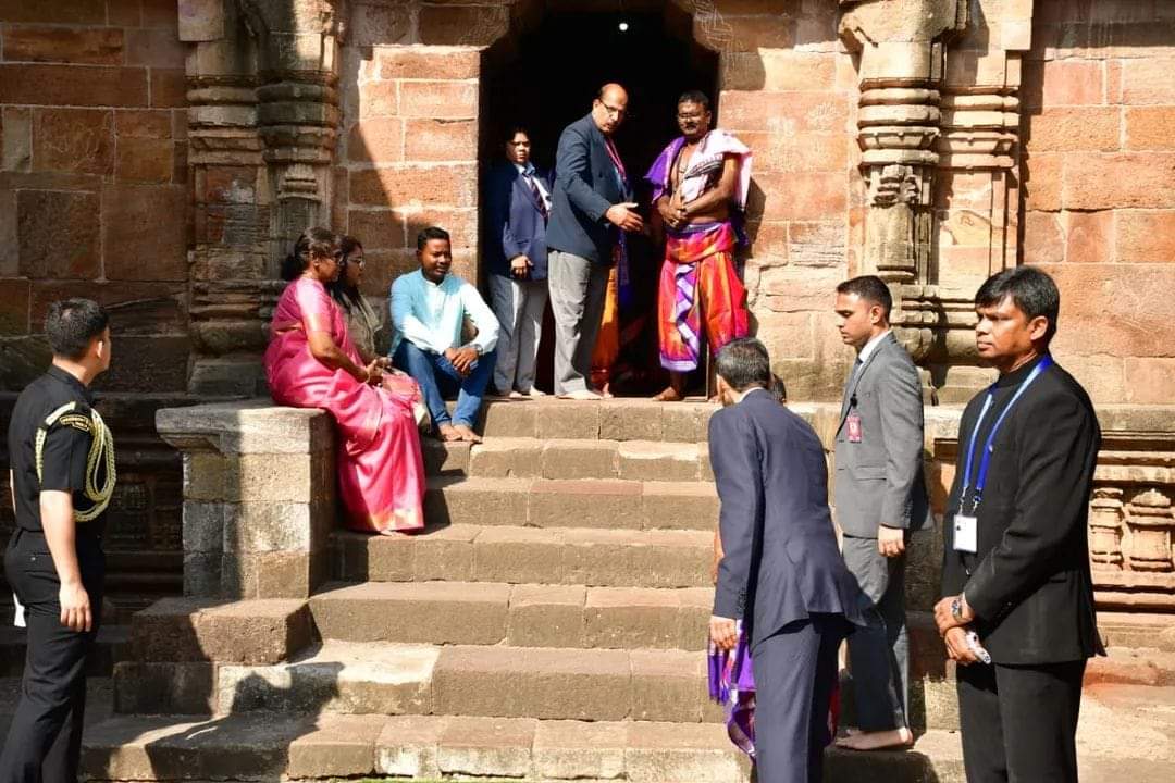  ମନ୍ଦିର ପ୍ରଶାସନ ଓ ଅଧିକାରୀଙ୍କ ସହ ଆଲୋଚନା ସମୟର ଦୃଶ୍ଯ ।