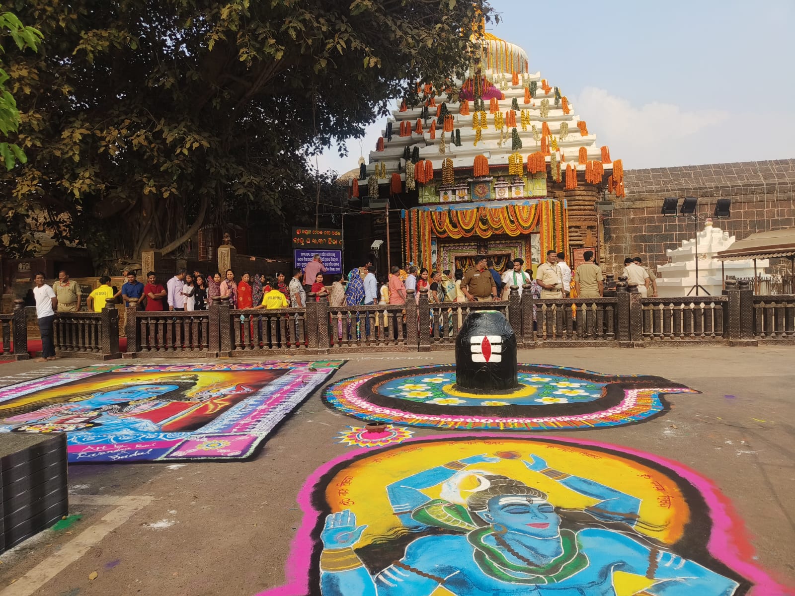  ଆଜି ମହାଶିବରାତ୍ରି । ମହାଶିବରାତ୍ରି ଅବସରରେ ଅନୁଷ୍ଠିତ ହେଉଛି ବାବା ଲିଙ୍ଗରାଜଙ୍କ ସ୍ୱତନ୍ତ୍ର ପୂଜାର୍ଚ୍ଚନା ଓ ନୀତିକାନ୍ତି ।