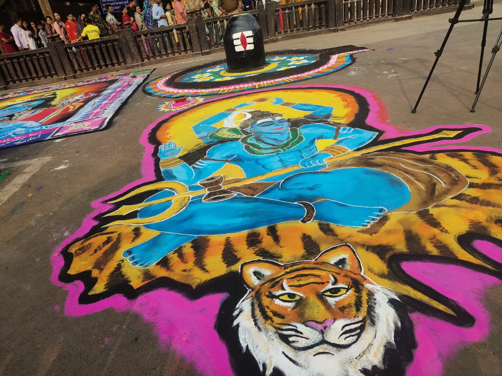 ମହାଶିବରାତ୍ରୀ ପାଇଁ ଶ୍ରୀଲିଙ୍ଗରାଜ ମନ୍ଦିର ଭିତରେ ଓ ବାହାରେ ଏଥର ଅଧିକ ଲାଇଟ୍ ବ୍ୟବସ୍ଥା କରାଯାଇଛି । ମନ୍ଦିର ନିକଟ ଦେବୀ ପାଦହରା ପୁଷ୍କରିଣୀରେ ଅଧିକ ଲାଇଟ୍ ଲଗାଯାଇଛି। ସେହିପରି ପୁଷ୍କରିଣୀ ଚାରିପଟକୁ ଆଲୋକ ମାଳାରେ ସଜେଇ ଦିଆଯାଇଛି । ଶ୍ରୀଲିଙ୍ଗରାଜ ମନ୍ଦିର ପାର୍ଶ୍ବବର୍ତ୍ତୀ ଅନ୍ୟ ସବୁ ଛୋଟ ମନ୍ଦିରରେ ସୁନ୍ଦର ଲିଚୁମାଳା ଲଗାଯାଇଛି । ଏଥିସହ ମନ୍ଦିର ନିକଟ ଗଛଗୁଡ଼ିକରେ ମଧ୍ୟ ରଙ୍ଗିନ୍ ଲାଇଟ୍ ଲଗାଯାଇଛି ।