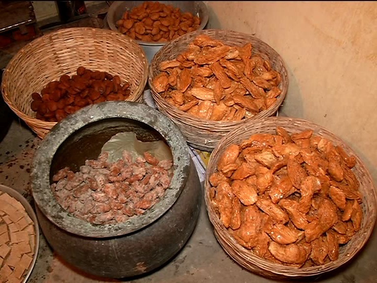  ଆଉ ଏହି ଭୋଗକୁ ନେଇ ଘରେ ଘରେ ଭକ୍ତମାନେ ପାଇ ବେଶ ଆତ୍ମତୃପ୍ତି ଲାଭ କରନ୍ତି । ତେବେ ଆମ ଉତ୍କଳୀୟ ପରମ୍ପରାରେ ଚୁଡାର ଏକ ସ୍ୱତନ୍ତ୍ରତା ଥିବାରୁ ବିଭିନ୍ନ ଶୈବପୀଠମାନଙ୍କରେ ଆଜି ଚୁଡାଘଷା ଭୋଗର ପରମ୍ପରା ରହିଛି ।
