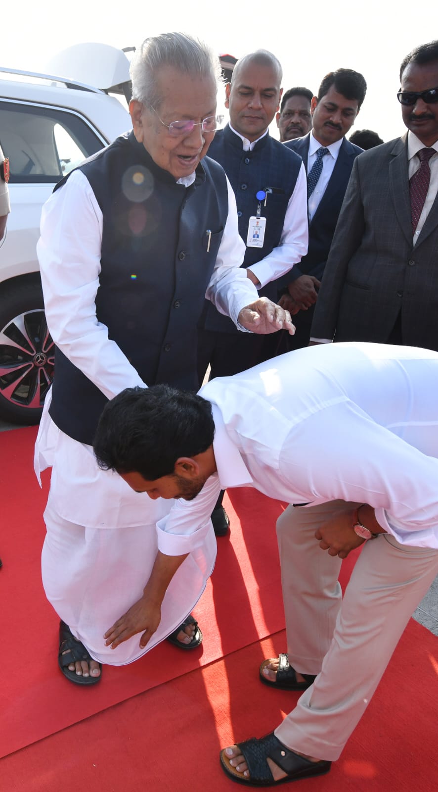  ମୁଖ୍ୟମନ୍ତ୍ରୀ ଛୁଇଁଲେ ରାଜ୍ୟପାଳଙ୍କ ପାଦ। ସିଧାସଳଖ ତଳକୁ ନଇଁ ପାଦକୁ ଛୁଇଁଲେ । ପ୍ରଣାମ କଲେ । ଆଉ ରାଜ୍ୟପାଳ ବି ସ୍ନେହରେ ତାଙ୍କୁ ଉଠାଇ ନେଲେ, ଆଦରର ସହ କୋଳେଇ ନେଲେ ।