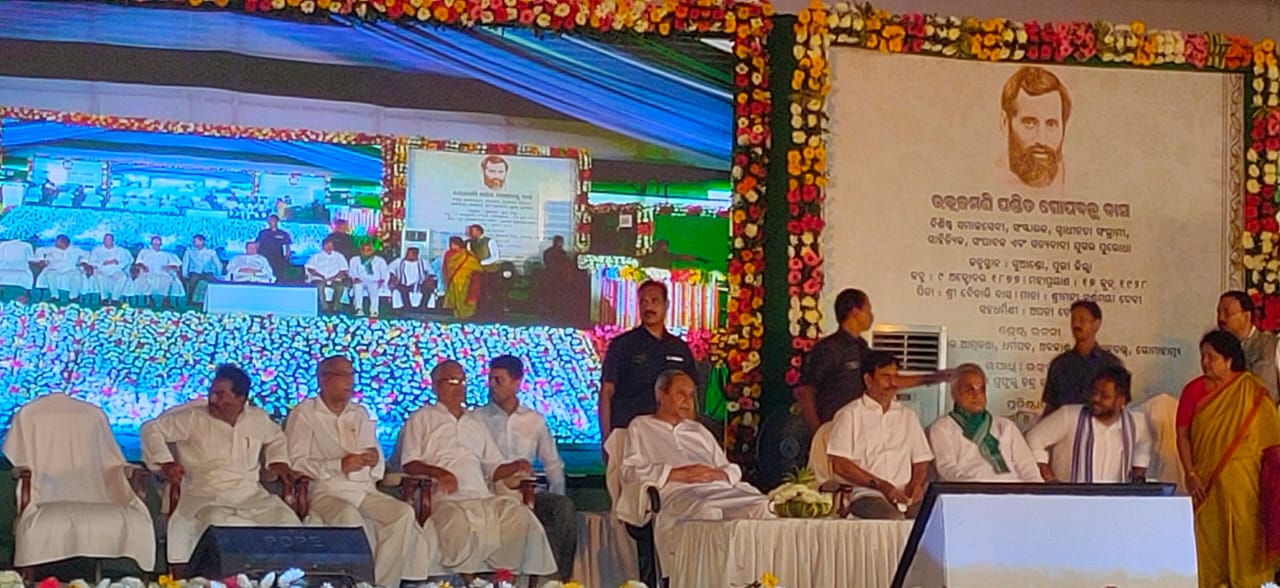  ଉତ୍କଳମଣିଙ୍କ ପ୍ରତିମୂର୍ତ୍ତି ଅନାବରଣ କରିଛନ୍ତି ମୁଖ୍ୟମନ୍ତ୍ରୀ ନବୀନ ପଟ୍ଟନାୟକ ।