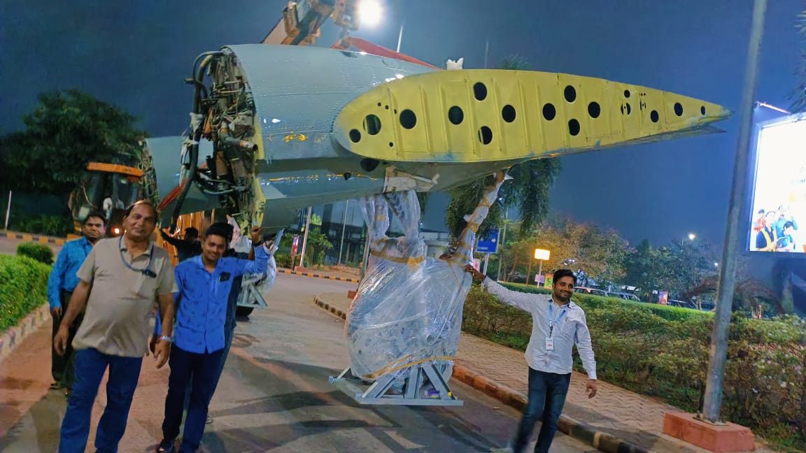  ଭୁବନେଶ୍ବର ଏୟାରପୋର୍ଟ ଟର୍ମିନାଲ-୧ରେ ଚମକିବ ଡାକୋଟା ବିମାନ । ମାର୍ଚ୍ଚ ସେଷ ସୁଦ୍ଧା ନୂଆ ରୂପ ସହ ନୂଆ ରଙ୍ଗରେ ହେବ ପ୍ରଦର୍ଶିତ । ପ୍ରଥମ ପର୍ଯ୍ୟାୟରେ ରହିଲା ମୁଖ୍ୟ ଯନ୍ତ୍ରାଂଶ ସହ ଚକ । ମରାମତି କାମରେ ଲାଗିଛନ୍ତି ବୈଷୟିକ ଟିମ୍‌ ।