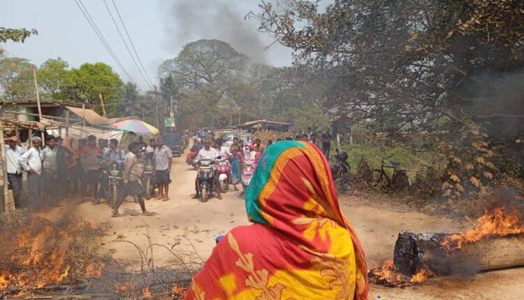  କେନ୍ଦ୍ରାପଡ଼ା ସଦର ଥାନା ବସ୍ପୁର ବାଲିଘାଟରେ ହାଇୱା ଧକ୍କାରେ ଜଣେ ଶ୍ରମିକଙ୍କ ମୃତ୍ୟୁ ହୋଇଥିବାର ଖବର ମିଳିଛି। ଏହାପରେ ସେଠାରେ ଉତ୍ତେଜନା ଦେଖାଦେଇଛି। ଉତ୍ତ୍ୟକ୍ତ ଲୋକେ ବାଲିଘାଟରେ ଥିବା ବାଲି ମାଫିଆଙ୍କ ଅସ୍ଥାୟୀ ଘରକୁ ଜାଳିଦେଇଥିବା ଜଣାଯାଇଛି।