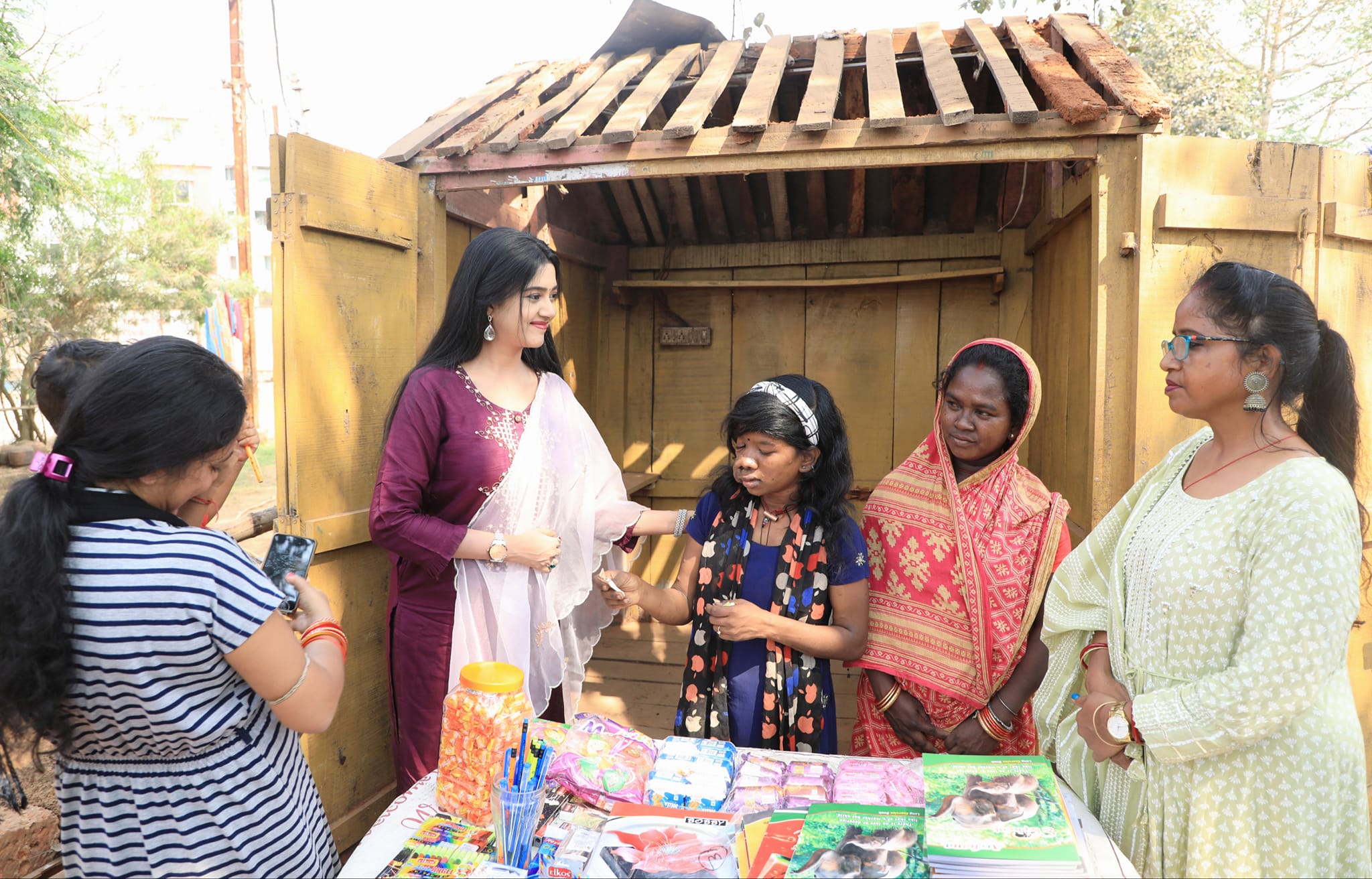  ଭୁବନେଶ୍ବର ମଞ୍ଚେଶ୍ବର ଅଞ୍ଚଳର ଲାଇନ ସାହିରେ ରହୁଥିବା ଗୋଟିଏ ପରିବାରର ଅସହାୟତା ବିଷୟରେ ଜାଣିବା ପରେ ସମ୍ମାନିତା ତରଫରୁ ସହଯୋଗର ହାତ ବଢ଼େଇ ତାଙ୍କୁ ସ୍ୱାବଲମ୍ବୀ ହେବା ଦିଗରେ ସାହାଯ୍ୟ କରିଛନ୍ତି ବର୍ଷା।