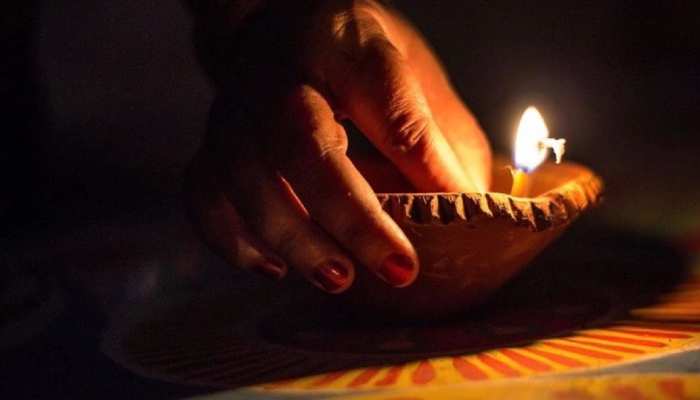  ହିନ୍ଦୁ ଧର୍ମରେ ଭଗବାନ ଓ ଦେବୀଙ୍କ ଉପାସନା ପାଇଁ ଦୀପ ପ୍ରଜ୍ୱଳିତ ହୋଇଛି। ବିଶ୍ୱାସ କରାଯାଏ ଯେ ଦୀପ ଜାଳିବା ବିନା ଈଶ୍ବରଙ୍କ ଉପାସନା ସଂପୂର୍ଣ୍ଣ ବିବେଚନା କରାଯାଏ ନାହିଁ। ଅନ୍ୟପକ୍ଷରେ, ଯଦି ଦୀପ ଜାଳିବା ସମୟରେ କିଛି ଜିନିଷର ଯତ୍ନ ନିଆଯାଏ ନାହିଁ, ତେବେ ସୁଖ ଏବଂ ଶାନ୍ତି ଘରୁ ଦୂରେଇ ଯାଇପାରେ। ଦୀପ ଲଗାଇବାବେଳେ କେଉଁ ଜିନିଷକୁ ଧ୍ୟାନରେ ରଖିବା ଉଚିତ୍ ଆସନ୍ତୁ ଜାଣିବା।