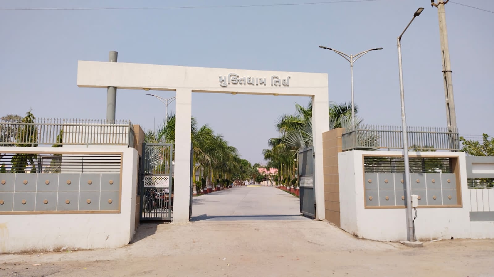  ଶ୍ମଶାନ ନାମ ଶୁଣି ଲୋକମାନେ ଚକିତ ହୋଇଯାଆନ୍ତି। କେହି ଯିବାକୁ କେହି ପସନ୍ଦ କରନ୍ତି ନାହିଁ। କିନ୍ତୁ ଗୁଜରାଟର ବନାସକାନ୍ତ ଜିଲ୍ଲାର ଦେସା ଠାରେ ନିର୍ମିତ ଶ୍ମଶାନ ସ୍ୱର୍ଗଠୁ ବି କମ ନୁହଁ। ୫ ରୁ ୭ କୋଟି ଟଙ୍କା ବ୍ୟୟରେ ୧୪ ବିଘେ ବନାସ ନଦୀ କୂଳରେ ଦିଶାଠାରେ ଏକ ଶ୍ମଶାନ ନିର୍ମାଣ କରାଯାଇଛି।