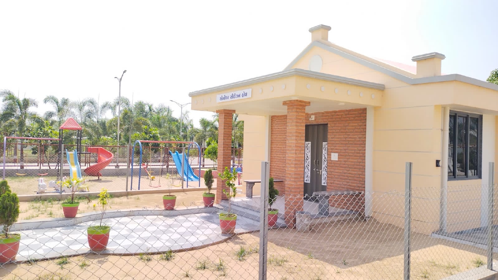  ଲୋକମାନେ କେବଳ ଶେଷ ରୀତିନୀତି ପାଇଁ ନୁହେଁ, ଜନ୍ମଦିନ ଉତ୍ସବ ଏବଂ ବିବାହ ପୂର୍ବରୁ ସୁଟ୍ ପାଇଁ ମଧ୍ୟ ଏଠାକୁ ଆସନ୍ତି।