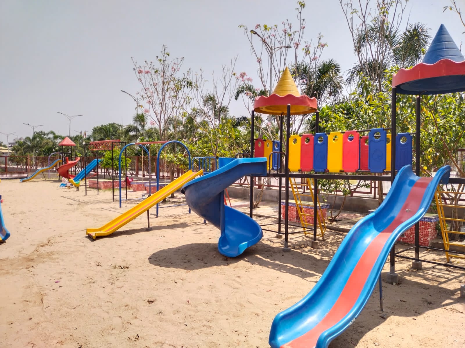  ଶ୍ମଶାନର ୮୦ ପ୍ରତିଶତ କାର୍ଯ୍ୟ ଶେଷ ହୋଇଛି। ବର୍ତ୍ତମାନ ପର୍ଯ୍ୟନ୍ତ ଶ୍ମଶାନରେ ପାଞ୍ଚ କୋଟି ଟଙ୍କା ଖର୍ଚ୍ଚ ହୋଇଛି।