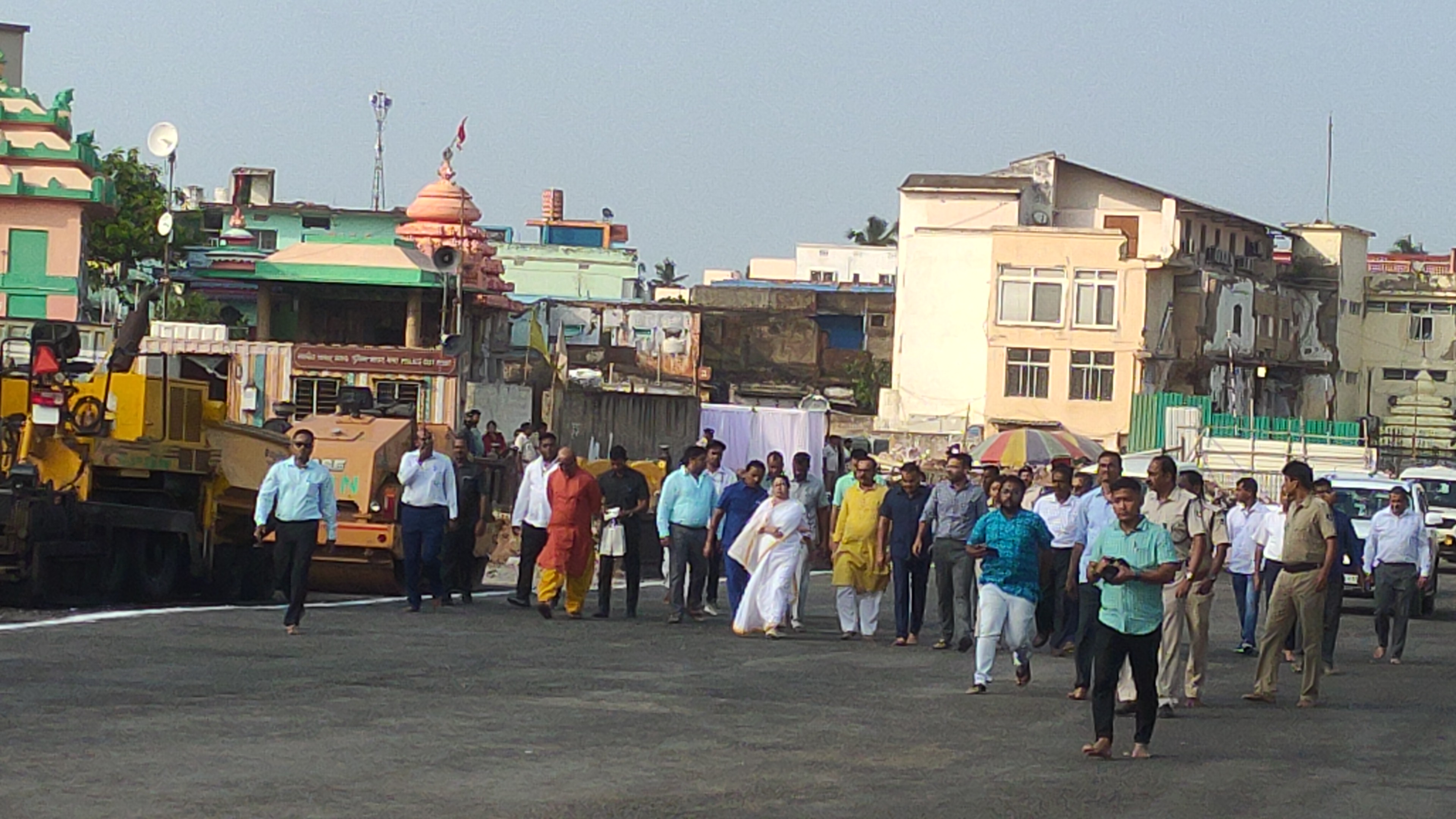 ପୁରୀ ମୋ ପ୍ରଥମ ଘର ବୋଲି କହିବା ସହ ମହାପ୍ରଭୁ ମୋ ଠାକୁର ବୋଲି କହିଛନ୍ତି ମୁଖ୍ୟମନ୍ତ୍ରୀ ମମତା ବାନାର୍ଜୀ । ପଶ୍ଚିମବଙ୍ଗ ମୁଖ୍ୟମନ୍ତ୍ରୀ ମମତା ବନାର୍ଜୀଙ୍କ ଓଡିଶା ଗସ୍ତର ଦ୍ଵିତୀୟ ଦିନ ।ଜଗା ଦର୍ଶନ କଲେ,ବଙ୍ଗାଳି ଅତିଥି ଭବନ ପାଇଁ ଚିହ୍ନଟ ଜମି ପରିଦର୍ଶନ କଲେ,ଚିହ୍ନଟ ଜମିକୁ ନୂଆ ପୁରୀ କରିବାର କଥା କହିଲେ, ତୃତୀୟ ସାମ୍ମୁଖ୍ୟକୁ ନେଇ ପ୍ରଶ୍ନକୁ ରାଜନୈତିକ ପ୍ରସଙ୍ଗ କହି ଏଡାଇଗଲେ ।