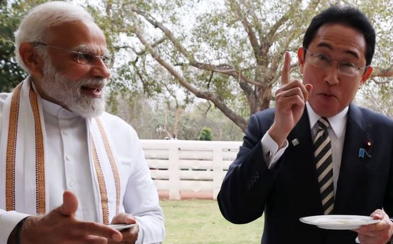  ଗୁପଚୁପ , ଆମ୍ ପନ୍ନା ଏବଂ ଲସି ପିଉଥିବାର ଏକ ଭିଡିଓ ମଧ୍ୟ ସାମ୍ନାକୁ ଆସିଛି ଯେଉଁଥିରେ ସେ ମସଲାଯୁକ୍ତ ଭାରତୀୟ ଖାଦ୍ୟ ଖାଉଥିବା ଦେଖିବାକୁ ମିଳିଛି। ଏଥି ସହିତ ଅନେକ ଲୋକ ସୋସିଆଲ ମିଡିଆରେ ଟ୍ୱିଟ କରି ଚିନ୍ତା ପ୍ରକଟ କରିଛନ୍ତି ଯେ ରାଗ ଏବଂ ଖଟା ଭାରତୀୟ ଖାଦ୍ୟ ସାମଗ୍ରୀ ଖାଇବା ଦ୍ୱାରା ଜାପାନ ପିଏମଙ୍କ ସ୍ୱାସ୍ଥ୍ୟ ଖରାପ ହେବନି ତ? ତେବେ ଭିଡିଓରେ ଦେଖି ଯାହା ଲାଗୁଛି ତାଙ୍କୁ ମସଲାଯୁକ୍ତ ଖାଦ୍ୟ ଖାଇବାରେ କୌଣସି ଅସୁବିଧା ହେଉନାହିଁ। ପ୍ରତିରକ୍ଷା, ସୁରକ୍ଷା, ବାଣିଜ୍ୟ, ପୁଞ୍ଜି ବିନିଯୋଗ ଏବଂ ଉଚ୍ଚ ପ୍ରଯୁକ୍ତିବିଦ୍ୟା ପରି ଦୁଇ ଦେଶ ମଧ୍ୟରେ ସମ୍ପର୍କକୁ ଆହୁରି ସୁଦୃଢ଼ କରିବା ପାଇଁ ଜାପାନ ପ୍ରଧାନମନ୍ତ୍ରୀ ଭାରତ ଗସ୍ତରେ ଆସିଛନ୍ତି।