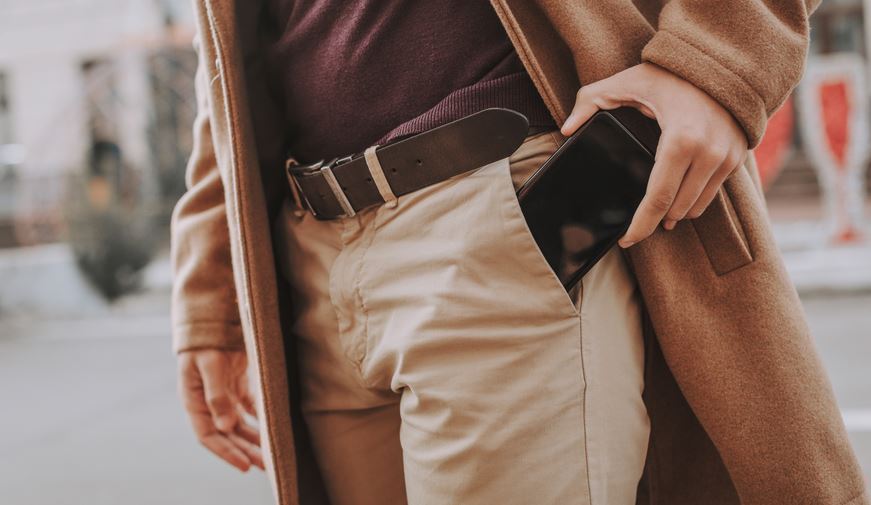  In which pocket you should keep phone: ନଂପୁସକ କରିବାପାରେ ଆପଣଙ୍କୁ ସ୍ମାର୍ଟଫୋନ। ଅତ୍ୟାଧିକ ବ୍ୟବହାର, ସହିତ ପ୍ୟାଣ୍ଟ ପକେଟରେ ଦିନ ସାରା ଫୋନ୍ ରଖିବା ଦ୍ବାରା ସୃଷ୍ଟି ହୁଏ ଅନେକ ସମସ୍ୟା। କ୍ଷତି ଜାଣିଲେ ହେବେ ଆଶ୍ଚର୍ଯ୍ୟ।