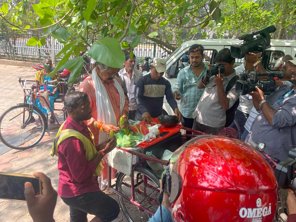  ପୂର୍ବରୁ ସୁର ଓ ତାଙ୍କର ପୁଅ ନବୀନ ନିବାସକୁ ଯିବା ନେଇ ବେଶ ଚର୍ଚ୍ଚା ହୋଇଥିଲା । ପରେ ତାଙ୍କ ସାନ ପୁଅ ନିର୍ବାଚନ ଲଢିବେ ବୋଲି ସୂଚନା ମିଳିଥିଲା ।