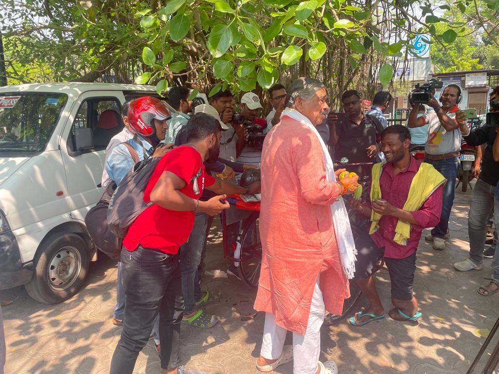  ଉପସ୍ଥିତ ଗଣମାଧ୍ଯମ ପ୍ରତିନିଧୀଙ୍କୁ ମଧ୍ଯ ଫଳ ପ୍ରଦାନ କରିଥିଲେ କଂଗ୍ରେସ ନେତା ।