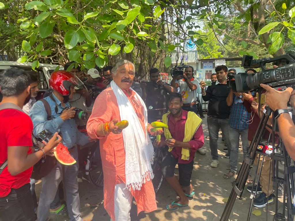  ସୂଚନା ଭବନ ପାଖରେ ସୁର ରାଉତରାୟ କାକୁଡି ଓ ତରଭୁଜ ବଣ୍ଟନ କରିଥିଲେ ।
