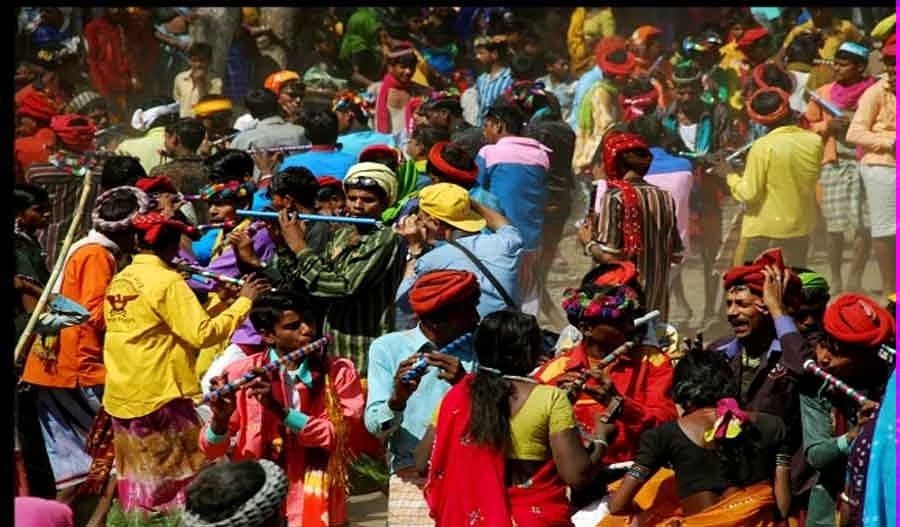  ମଧ୍ୟପ୍ରଦେଶର ଭିଲ୍ ଆଦିବାସୀମାନଙ୍କ ମଧ୍ୟରେ ହୋଲିର ଏକ ଆକର୍ଷଣୀୟ ପରମ୍ପରା ଅଛି। ହୋଲି ପୂର୍ବରୁ ଏହି ଅଞ୍ଚଳରେ ଏକ ବଜାର ଆୟୋଜିତ ହୋଇଥାଏ ଯାହାକୁ ହାଟ କୁହାଯାଏ। ଲୋକମାନେ ଏହି ବଜାରକୁ ଅତ୍ୟାବଶ୍ୟକ ଜିନିଷ କିଣିବାକୁ ଆସନ୍ତି, ଏଠାରେ ଯୁବକ ଏବଂ ଯୁବତୀମାନେ ମଧ୍ୟ ନିଜ ପାଇଁ ଜୀବନ ସାଥୀ ଖୋଜନ୍ତି। ଭିଲ ଯୁବକମାନେ ସେମାନଙ୍କ ହାତରେ ମଣ୍ଡଳ ନାମକ ଏକ ବାଦ୍ୟଯନ୍ତ୍ର ସହିତ ଖେଳନ୍ତି ଏବଂ ନାଚନ୍ତି। ନାଚିବାବେଳେ, ଉପସ୍ଥିତ ଯୁବତୀଙ୍କ ଗାଲରେ ହୋଲି ରଙ୍ଗ ଲଗାଇଥାନ୍ତି। ଯଦି ଯୁବତୀଙ୍କ ମଧ୍ୟରୁ କେହି ଅବିର ଲଗାଇଥାନ୍ତି ତେବେ ଏହାକୁ ଉଭୟଙ୍କ ସମ୍ମତି ଭାବେ ଗ୍ରହଣ କରାଯାଏ। ଏହା ପରେ ଭିଲ୍ ଯୁବକ ଯୁବତୀଙ୍କ ସହିତ ପଳାୟନ କରନ୍ତି ଓ ଦୁହେଁ ବିବାହ କରନ୍ତି। ଏହି ଦିନ ଯୁବତୀ ଚାହିଁଲେ କୌଣସି ବି ବି ଯୁବକ ସହ ଯାଇପାରିବ। ଘର ଲୋକ କିଛି କହିପାରିବେନି।