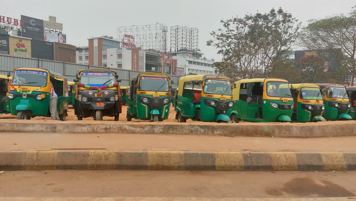  ଅଟୋ ଆନ୍ଦୋଳନ ପ୍ରତ୍ୟାହର। ଅନଲାଇନ ଅଟୋ ଆନ୍ଦୋଳନ ପ୍ରତ୍ୟାହର। ଭୁବନେଶ୍ୱର ସ୍ମାର୍ଟ ସିଟି ଅନଲାଇନ ଅଟୋ ସଙ୍ଘ ତରଫରୁ ବନ୍ଦ ଡାକରା ଦିଆଯାଇଥିଲା। 
