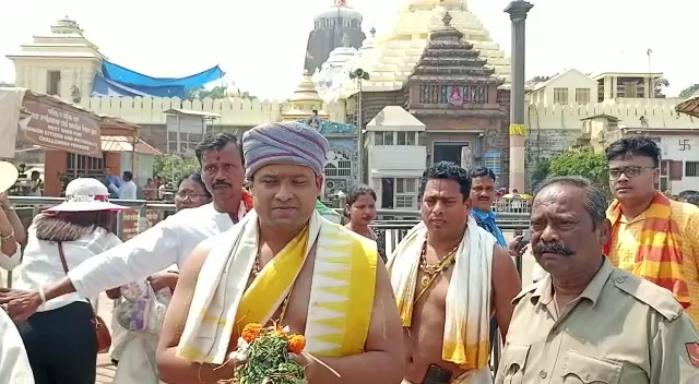  ଶ୍ରୀମନ୍ଦିର ପରମ୍ପରା ବେଶ ସ୍ୱତନ୍ତ୍ର । ଜଣେ ସେବାୟତ, ମହାପ୍ରଭୁଙ୍କ ସେବା କରିବା ପାଇଁ ଯୋଗ୍ୟ ହେଲେ, ତାଙ୍କ ମସ୍ତକରେ ଶାଢ଼ୀ ବାନ୍ଧିବା ପରମ୍ପରା ବିଧି ରହିଛି । ଆଉ ଏହା ହେବା ପରେ ହିଁ, ସମ୍ପୃକ୍ତ ସେବାୟତ ଶ୍ରୀମନ୍ଦିର ସତ୍ଵଲିପି ଆଧାରରେ କରିପାରିବ ମହାପ୍ରଭୁଙ୍କ ସେବା । ତେବେ କିଛି ନିର୍ଦ୍ଧିଷ୍ଟ ସେବାୟତଙ୍କ ଶାଢ଼ୀ ବନ୍ଧା ଥିବା ବେଳେ ଦଇତାପତିଙ୍କ କିନ୍ତୁ ୨୧ ଦିନର ଛୁଆବି ମହାପ୍ରଭୁଙ୍କ ସେବାରେ ନିୟୋଜିତ ହୋଇପାରିବ । ତେଣୁ ଶ୍ରୀମନ୍ଦିର ପ୍ରଶାସନର ଅନୁମତି କ୍ରମେ ଗତକାଲି ଓ ଆଜି ଦୁଇଜଣ ଖୁଣ୍ଟିଆ ସେବାୟତ ଶାଢ଼ୀ ବାନ୍ଧିବା ପରେ ଆଜିଠାରୁ ମହାପ୍ରଭୁଙ୍କ ସେବକ ଭାବେ ଯୋଗ୍ୟତା ଅର୍ଜନ କରିଛନ୍ତି ।