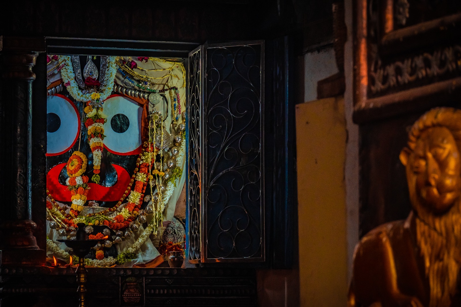  ସେହି ଆଧାରରେ ଶୁକ୍ରବାର ଦିନ ଶ୍ରୀମନ୍ଦିରରେ ଖୁଣ୍ଟିଆ ସେବାୟତ ରାଜ ନାରାୟଣ ଖୁଣ୍ଟିଆ ଓ ଶନିବାର ବଳରାମ ଖୁଣ୍ଟିଆଙ୍କୁ ଶାଢ଼ୀ ବନ୍ଧା ଯାଇଥିଲା । ଏବେ ଏମାନେ ନିଯୋଗକୁ ସହଯୋଗ କରିବା ସହ ସେବକ ଭାବେ ପାଳି ଖଟିବେ । ଆଉ ଶ୍ରୀମନ୍ଦିର ପ୍ରସାଶନ ପକ୍ଷରୁ ଶାଢ଼ୀ ବନ୍ଧା ସେବକଙ୍କୁ ପ୍ରାପ୍ୟ ପାଉଣା ସହ ଖେଇ ମିଳିବାର ବିଧି ରହିଛି ବୋଲି କହିଛନ୍ତି ଶ୍ରୀମନ୍ଦିର ପରିଚାଳନା କମିଟି ସଦସ୍ୟ।
