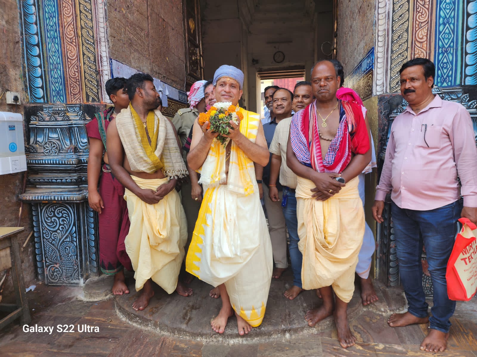  ତେବେ ଶ୍ରୀମନ୍ଦିରରେ ନିଜ ସେବାପୂଜା ଅଧିକାର ପାଇଁ ପୂଜାପଣ୍ଡା ସେବାୟତମାନେ ପରୀକ୍ଷା ଦେଇ ସେବକ ମାନ୍ୟତା ପାଇଥାନ୍ତି । ସେହିଭଳି ଖୁଣ୍ଟିଆ ସେବାୟତମାନେ ବି ସେହିଭଳି ନିଯୋଗ ଜରିଆରେ ପ୍ରଥମେ ଶ୍ରୀମନ୍ଦିରର ସ୍ବୀକୃତି ବା ଅନୁମତି ପାଇବା ପରେ ଶାଢ଼ୀ ବନ୍ଧା କରାଯାଇଥାଏ ।