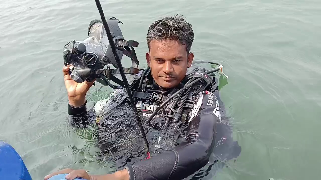  ମହାନଦୀର ଗଭୀର ଜଳରାଶିରେ ସ୍କୁବା ଡାଇଭିଂ ତାଲିମ । ଶରୀରରେ ନିଓପ୍ରିନ ସୁଟ , ବି ସି ଡ଼ି ଜାକେଟ , ଫୁଲ ଫେସ ମାସ୍କ । ପାଣି ଭିତରେ ଟ୍ରେନିଂ ନେଉଛନ୍ତି ଉତ୍ତରପ୍ରଦେଶରୁ ଆସିଥିବା ଟିମ୍‌ ।