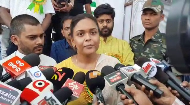  ତେବେ ଉପ ନିର୍ବାଚନରେ ମୁଖ୍ୟମନ୍ତ୍ରୀ ଯାହାକୁ ଟିକେଟ ଦେବେ, ଲୋକେ ଯାହାକୁ ଚାହିଁବେ ତାଙ୍କୁ ସମସ୍ତେ ସମର୍ଥନ କରିବୁ ବୋଲି ଉଭୟ ଦୀପାଳି ଓ ବିଶାଳ କହିଛନ୍ତି  l