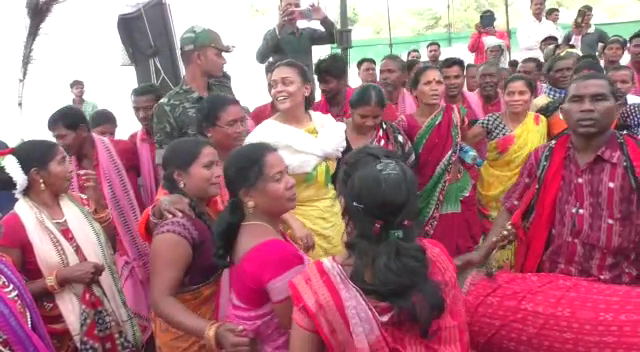  ସ୍ବର୍ଗତ ନବ ଦାସଙ୍କ ପୁତୁରା ମଧ୍ୟ କାର୍ଯ୍ୟକ୍ରମରେ ଉପସ୍ଥିତ ଥିଲେ । କାର୍ଯକ୍ରମରେ କିଷାନ ସମାଜର ଆଦିବାସୀ ମହିଳାଙ୍କ ସହ ତାଳକୁ ତାଳ ମିଶାଇ ଦୀପାଳୀି ନୃତ୍ୟ କରୁଥିବା ଦେଖିବାକୁ ମିଳିଥିଲା ।