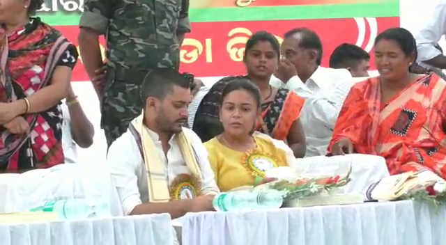  ବାପା ନବ ଦାସ ଯେପରି ସବୁବେଳେ କିସାନ ସମାଜର ଉନ୍ନତି ପାଇଁ କାମ କରୁଥିଲେ ସେହିପରି ନବ ଦାସଙ୍କ ପରିବାର ଲୋକେ କିସାନ ସମାଜ ସହ ଅଛନ୍ତି ବୋଲି କହିଛନ୍ତି ଦୀପାଳି ।