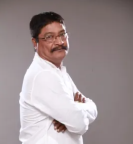  ,[object Object], ମୀନ କେତନ ହେଉଛନ୍ତି ଜଣେ ବରିଷ୍ଠ ଅଭିନେତା ସେ ଅନେକ ସୁପର ହିଟ ଚଳଚିତ୍ର କରିଛନ୍ତି । ମୀନ କେତନ ଦୀର୍ଘ ଅନେକ ବର୍ଷ ଧରି ଅସୁସ୍ଥ ଥିବାରୁ ତାଙ୍କର ମୃତ୍ୟୁ ବରଣ ହୋଇଥିଲା । ଆଜି ସେ ଆମ ମାନଙ୍କ ଗହଣରେ ନାହାନ୍ତି । ହେଲେ ଆଜି ବି ତାଙ୍କୁ ଝୁରୁଛି ପୁରା ଓଡିଶା ।
