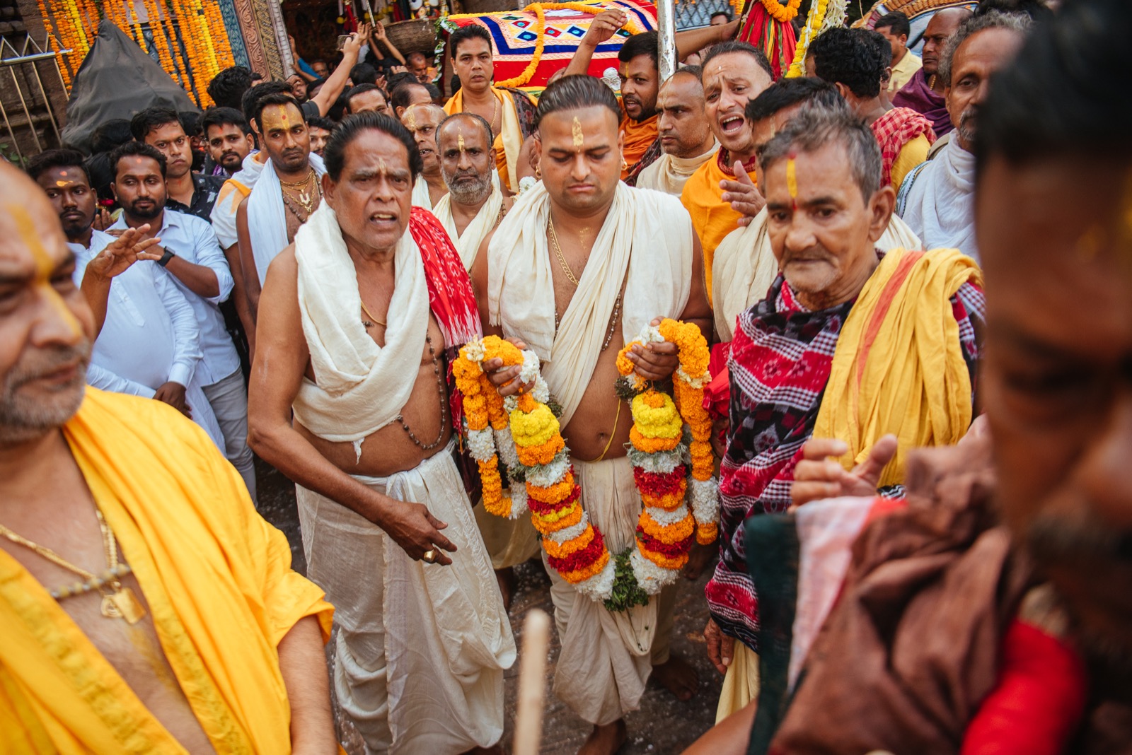  ତେବେ ଏହାପରେ  ମହାପ୍ରଭୁଙ୍କର ରଥ ନିର୍ମାଣ ପାଇଁ ଆଜ୍ଞାମାଳ ଏକ ବିରାଟ ପଟୁଆରରେ ବିଜେ କରିବା ପରେ ତିନି ବାଡ଼ର ପୁଜାପଣ୍ଡା ସାମନ୍ତ ମହାପ୍ରଭୂଙ୍କ ତିନୋଟି ଆଜ୍ଞାମାଳ ଆଣି ତିନିଟି ଧଉରା କାଠ ଉପରେ ରଖା ଯିବାର ବିଧି ରହିଛି ।ଏହା ପରେ ଆଜ୍ଞାମାଳ ଆସିବା ପରେ ପୁଜାର୍ଚନା କରାଯାଇ ରଥକାଠ ଅନୁକୁଳ ପରେ ରଥନିର୍ମାଣର ବିଧି ଆରମ୍ଭ ହେବ ।