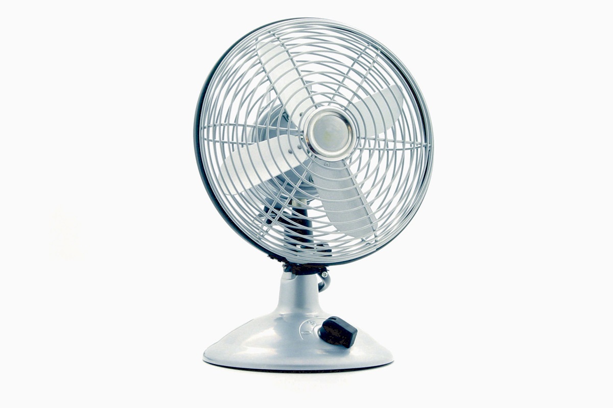 ୧.Fan Without Electricity: ଖରା ଦିନରେ ମଧ୍ୟ ବର୍ଷା ହୁଏ । କିନ୍ତୁ ବର୍ଷା ଅଭାବରୁ ପ୍ରବଳ ଗରମ ହୁଏ । ତେଣୁ ସମସ୍ତେ ଥଣ୍ଡା ରହିବାର ଉପାୟ ଖୋଜୁଛନ୍ତି । ଲୋକମାନେ ଖରା ଦିନରେ ଅଧିକ କୁଲର୍ ଏବଂ ଏସି୍‌ କିଣନ୍ତି । ଅନେକ ଥଣ୍ଡା ପବନ ଟିକେ ଖୋଜନ୍ତି । କିନ୍ତୁ ସ୍ୱଳ୍ପ ବଜେଟ୍ ଥିବା ଲୋକମାନେ ଏସି କିମ୍ବା କୁଲର୍ କିଣିପାରନ୍ତି ନାହିଁ । (ସାଙ୍କେତିକ ପ୍ରତିଛବି)