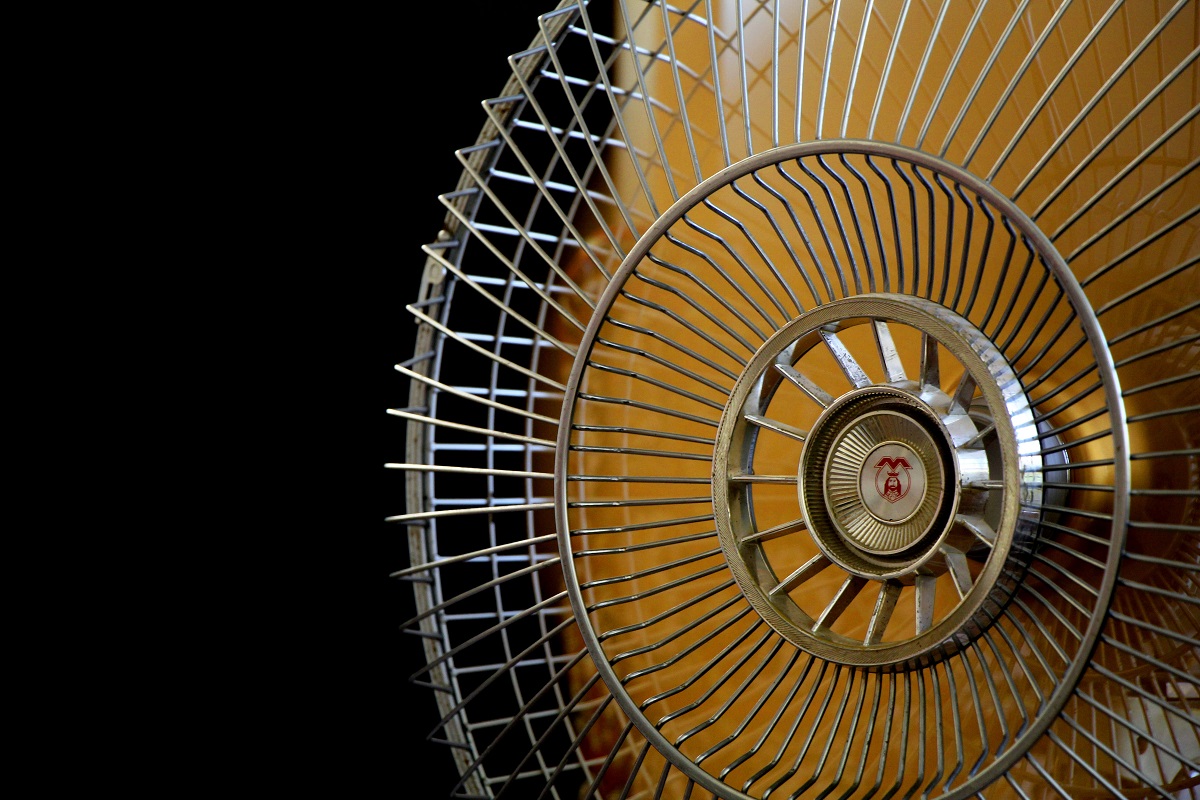  ୨. Fan Without Electricity: ସେଥିପାଇଁ ଏହି ଫ୍ୟାନ୍‌ ଗରମ ବହୁତ୍‌ ବଢିଆ । ଜଣେ ଏହି ଫ୍ୟାନ୍‌ କିଣିବା ପୂର୍ବରୁ, କେବଳ ବଜେଟକୁ ଦେଖିବା ଉଚିତ୍ ନୁହେଁ, ଏହାର ଫିଚର୍‌ ପ୍ରତି ମଧ୍ୟ ଧ୍ୟାନ ଦେବା ଉଚିତ୍ । ବଜାରରେ ଅନେକ ଫ୍ୟାନ୍‌ ଉପଲବ୍ଧ ରହିଛି, ଏଥି ପାଇଁ କୌଣସି ବିଦ୍ୟୁତ୍ ଆବଶ୍ୟକ ନାହିଁ । (ସାଙ୍କେତିକ ପ୍ରତିଛବି)