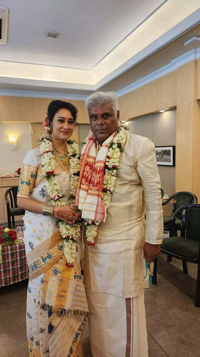  Ashish Vidyarthi Marriage: ଆଶିଷ ବିଦାର୍ଥୀ ରୁପାଲି ବାରୁଆଙ୍କ ସହ କିଛି ସମୟ ହେବ ନିକଟତର ହୋଇଥିଲେ । ସେମାନଙ୍କର ପୂର୍ବରୁ କୋର୍ଟରେ ବିବାହ ହୋଇଥିଲା । କେବଳ କିଛି ପରିବାର ସଦସ୍ୟ ଏବଂ ଘନିଷ୍ଠ ବନ୍ଧୁ ଯୋଗ ଦେଇଥିଲେ । ଆଶିଷ ବିଦାର୍ଥୀ କହିଛନ୍ତି ଯେ ସେ ସନ୍ଧ୍ୟାରେ ନିଜ ସମ୍ପର୍କୀୟଙ୍କୁ ରାତ୍ରୀ ଭୋଜନ କରିବେ ।