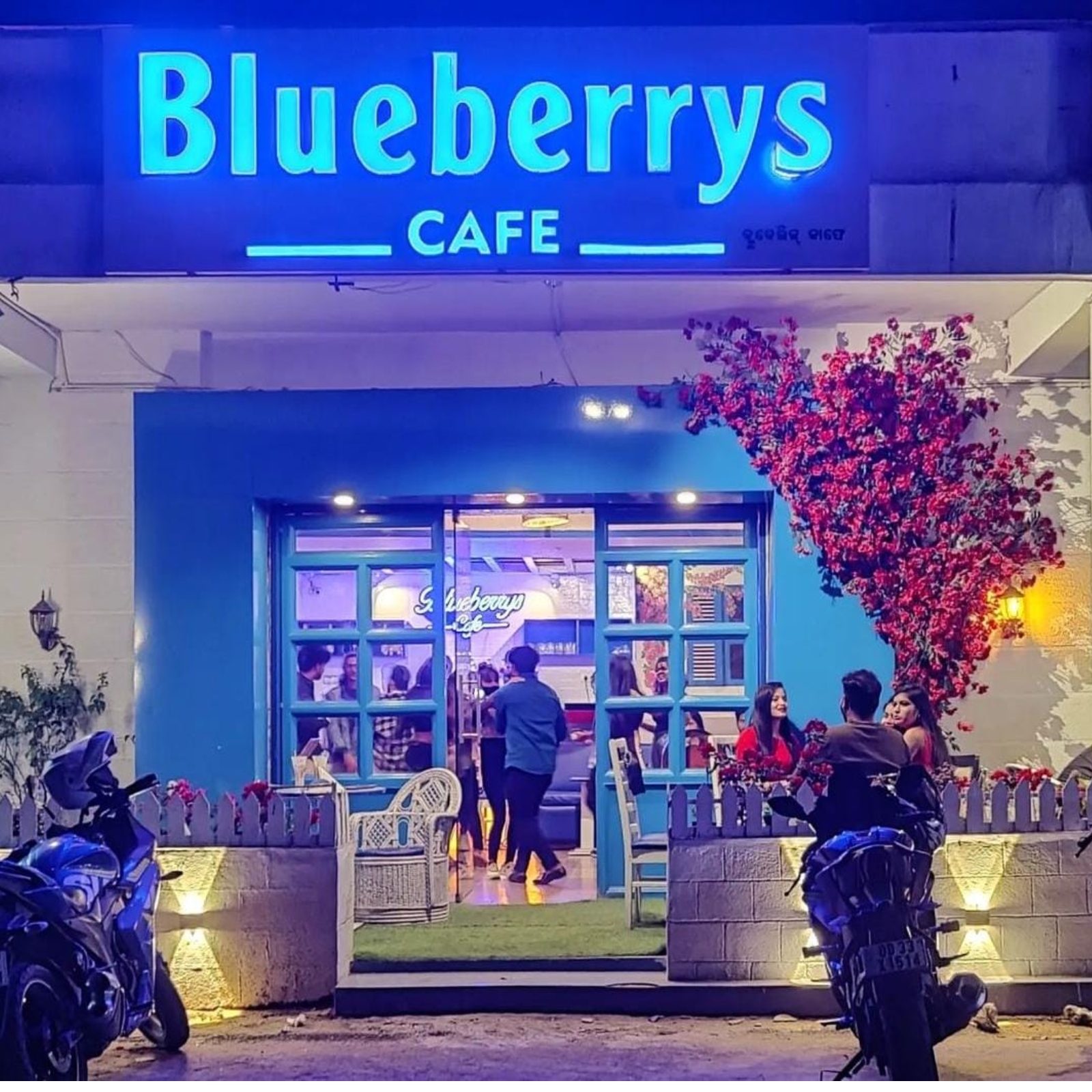 Top Hangout Cafe ଶାନଦାର୍ ଇଣ୍ଟେରିଅର୍‌ ସହ ଭେରାଇଟି ଫୁଡ୍‌ର ମଜା Top Spots for Coffee and Cake