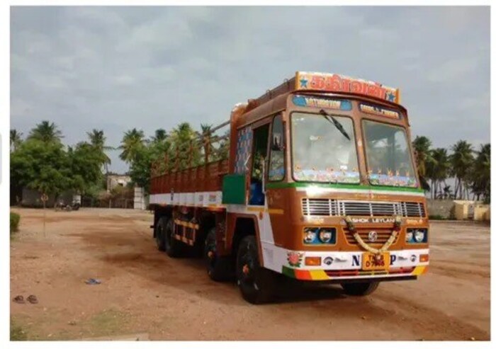 Truck Fact: ତାହା ହେଉଛି, ଯେତେବେଳେ ଡ୍ରାଇଭର ଟ୍ରକକୁ ଅତି ସଂକୀର୍ଣ୍ଣ ସ୍ଥାନରେ ଚଲାଇଥାଏ, କିମ୍ବା ଟ୍ରକକୁ ବୁଲାଇଥାଏ, ତେବେ ଏହି ମାର୍କର ବାରଗୁଡ଼ିକ ତାଙ୍କୁ ସାହାଯ୍ୟ କରିଥାଏ । Truck Fact: ତାହା ହେଉଛି, ଯେତେବେଳେ ଡ୍ରାଇଭର ଟ୍ରକକୁ ଅତି ସଂକୀର୍ଣ୍ଣ ସ୍ଥାନରେ ଚଲାଇଥାଏ, କିମ୍ବା ଟ୍ରକକୁ ବୁଲାଇଥାଏ, ତେବେ ଏହି ମାର୍କର ବାରଗୁଡ଼ିକ ତାଙ୍କୁ ସାହାଯ୍ୟ କରିଥାଏ ।