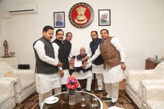 A BJP delegation led by former CM Shivraj Singh Chouhan submits letter seeking floor test to Governor Lalji Tandon on Saturday. 