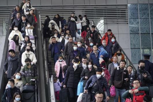 Passengers wearing masks are seen at Shanghai railway station in Shanghai, China. (Reuters)