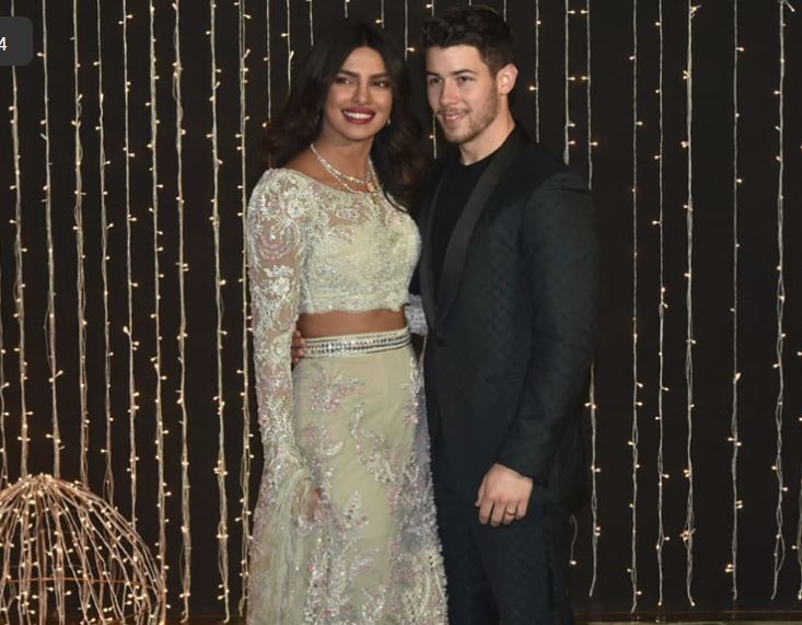  ਪ੍ਰਿਯੰਕਾ ਚੋਪੜਾ ਅਤੇ ਨਿਕ ਜੋਨਸ 20 ਦਸੰਬਰ, 2018 ਨੂੰ ਮੁੰਬਈ ਵਿਚ ਆਪਣੇ ਰਿਸੈਪਸ਼ਨ ਸਮਾਰੋਹ ਦੌਰਾਨ ਪੋਜ਼ ਦੇਂਦੇ ਹੋਏ।