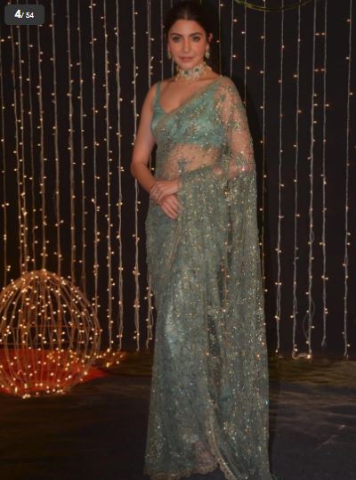  ਅਨੁਸ਼ਕਾ ਸ਼ਰਮਾ ਪ੍ਰਿਯੰਕਾ ਚੋਪੜਾ ਅਤੇ ਨਿਕ ਜੋਨਸ ਦੀ ਰਿਸੈਪਸ਼ਨ ਸਮਾਰੋਹ ਦੌਰਾਨ ਪੋਜ਼ ਦੇਂਦੇ ਹੋਏ।