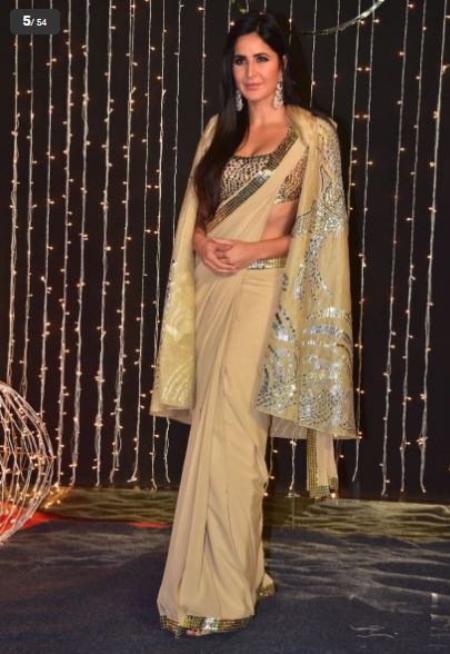  ਕਟਰੀਨਾ ਕੈਫ਼ ਪ੍ਰਿਯੰਕਾ ਚੋਪੜਾ ਅਤੇ ਨਿਕ ਜੋਨਸ ਦੀ ਰਿਸੈਪਸ਼ਨ ਸਮਾਰੋਹ ਦੌਰਾਨ ਪੋਜ਼ ਦੇਂਦੇ ਹੋਏ।