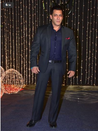  ਸਲਮਾਨ ਖਾਨ ਪ੍ਰਿਯੰਕਾ ਚੋਪੜਾ ਅਤੇ ਨਿਕ ਜੋਨਸ ਦੀ ਰਿਸੈਪਸ਼ਨ ਸਮਾਰੋਹ ਦੌਰਾਨ ਪੋਜ਼ ਦੇਂਦੇ ਹੋਏ।