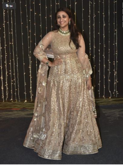  ਪਰੀਨਿਤੀ ਚੋਪੜਾ ਪ੍ਰਿਯੰਕਾ ਚੋਪੜਾ ਅਤੇ ਨਿਕ ਜੋਨਸ ਦੀ ਰਿਸੈਪਸ਼ਨ ਸਮਾਰੋਹ ਦੌਰਾਨ ਪੋਜ਼ ਦੇਂਦੇ ਹੋਏ।