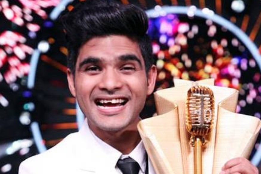  ਸੁਰਾਂ ਦੇ ਮਹਾਂਸੰਗ੍ਰਾਮ Indian Idol 10 ਦਾ ਖਿਤਾਬ ਸਲਮਾਨ ਅਲੀ ਨੇ ਜਿੱਤ ਲਿਆ ਹੈ। ਅੰਕੁਸ਼ ਭਾਰਦਵਾਜ ਤੇ ਸਲਮਾਨ ਅਲੀ ਟਾੱਪ 2 ਵਿੱਚ ਪਹੁੰਚੇ ਸਨ। ਇਸ ਤੋਂ ਬਾਅਦ ਸਲਮਾਨ ਅਲੀ, ਅੰਕੁਸ਼ ਉੱਤੇ ਭਾਰੀ ਪਏ, ਉਨ੍ਹਾਂ ਲਈ ਇਹ ਜਿੱਤੇ ਉਨ੍ਹਾਂ ਦੀ ਜ਼ਿੰਦਗੀ ਬਦਲਣ ਵਾਲੀ ਹੈ, ਉਹ ਹਰਿਆਣਾ ਦੇ ਮੇਵਾਤ ਦੇ ਰਹਿਣ ਵਾਲੇ ਹਨ।