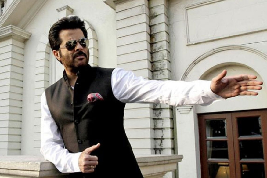  ਬਾੱਲੀਵੁੱਡ ਦੇ ਦਮਦਾਰ ਅਭਿਨੇਤਾ ਅਨਿਲ ਕਪੂਰ ਅੱਜ ਆਪਣਾ 62ਵਾਂ ਜਨਮ ਦਿਨ ਮਨਾ ਰਹੇ ਹਨ। ਜਦੋਂ ਵੀ ਗੱਲ ਫਿੱਟ ਐਂਡ ਫਾਈਨ ਅਭਿਨੇਤਾ ਦੀ ਆਉਂਦੀ ਹੈ ਤਾਂ ਦਿਮਾਗ ਵਿੱਚ ਸਭ ਤੋਂ ਪਹਿਲਾਂ ਨਾਮ ਅਨਿਲ ਕਪੂਰ ਦਾ ਆਉਂਦਾ ਹੈ। ਉਹ ਆਪਣੀ ਫਿੱਟਨੈਸ ਤੇ ਜੋਸ਼ ਨਾਲ ਅੱਜ ਵੀ ਨੌਜਵਾਨਾਂ ਨੂੰ ਟੱਕਰ ਦਿੰਦੇ ਹਨ ਪਰ ਕੀ ਤੁਸੀਂ ਜਾਣਦੇ ਹੋ ਕਿ ਉਨ੍ਹਾਂ ਦੀ ਫਿੱਟਨੈਸ ਦਾ ਰਾਜ਼ ਕੀ ਹੈ। ਚਲੋ ਤੁਹਾਨੂੰ ਦੱਸਦੇ ਹਾਂ 62 ਸਾਲ ਦੀ ਉਮਰ ਵਿੱਚ ਵੀ ਆਖਿਰ ਅਨਿਲ ਕਪੂਰ ਕਿਸ ਤਰ੍ਹਾਂ ਦਿੱਖਦੇ ਹਨ ਨੌਜਵਾਨ