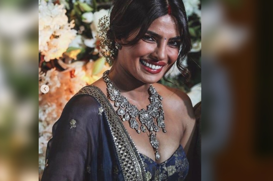  ਪ੍ਰਿਯੰਕਾ ਵੈਸਟਰਨ ਤੇ ਟ੍ਰੇਡੇਸ਼ਨਲ ਮਿਕਸ ਲਹਿੰਗੇ 'ਚ ਨਜ਼ਰ ਆਈ ਜਿਸ ਨਾਲ ਉਹਨਾਂ ਨੇ ਭਾਰਾ ਸਿਲਵਰ ਨੈਕਲਸ ਪਾਇਆ ਸੀ।