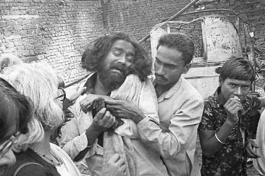  ਦਿੱਲੀ ਹਾਈ ਕੋਰਟ ਨੇ 1984 ਦੇ ਸਿੱਖ ਕਤਲੇਆਮ ਦੇ ਮਾਮਲੇ ਸਬੰਧੀ ਹੇਠਲੀ ਅਦਾਲਤ ਦਾ ਫ਼ੈਸਲਾ ਬਦਲਦੇ ਹੋਏ ਸੱਜਣ ਕੁਮਾਰ ਨੂੰ ਉਮਰ ਕੈਦ ਦੀ ਸਜ਼ਾ ਸੁਣਾਈ ਹੈ। ਸੱਜਣ ਉਤੇ ਪੰਜ ਲੱਖ ਜੁਰਮਾਨਾ ਲਾਇਆ ਹੈ। ਕੋਰਟ ਨੇ ਬਲਵਾਨ ਖੋਖਰ, ਕੈਪਟਨ ਭਾਗਮਲ ਤੇ ਗਿਰਧਾਰੀ ਲਾਲ ਦੀ ਉਮਰ ਕੈਦ ਦੀ ਸਜ਼ਾ ਬਰਕਰਾਰ ਰੱਖੀ ਹੈ। ਸਾਬਕਾ ਵਿਧਾਇਕ ਮਹਿੰਦਰ ਯਾਦਵ ਤੇ ਕ੍ਰਿਸ਼ਨ ਖੋਖਰ ਦੀ ਸਜ਼ਾ ਵਧਾਉਂਦੇ ਹੋਏ 10-10 ਸਾਲ ਕਰ ਦਿੱਤੀ ਗਈ ਹੈ। ਇਸ ਮਾਮਲੇ ਵਿਚ 650 ਤੋਂ ਜ਼ਿਆਦਾ ਕੇਸ ਦਰਜ ਕੀਤੇ ਗਏ ਸਨ ਜਿਨ੍ਹਾਂ ਵਿੱਚੋਂ 268 ਮਾਮਲਿਆਂ ਵਿੱਚ ਫਾਈਲਾਂ ਗੁੰਮ ਹੋ ਗਈ ਹੈ।